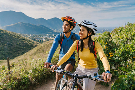 couple cycling